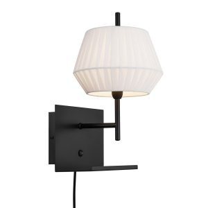 Fali lámpa Dicte USB-porttal és polccal